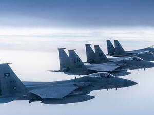 صورة لمجموعة من الطائرات الاميركية والسعودية تحلق في تشكيل مشترك فوق مياه الخليج