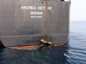 آثار الضرر الذي لحق بناقلة النفط أندريا فيكتوري بالقرب من ميناء الفجيرة يوم 13 مايو أيار