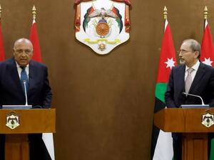 وزيرا خارجية الاردن ايمن الصفدي (يمين) ومصر سامح شكري 