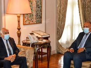 وزير الخارجية المصري سامح شكري مستقبلا في القاهرة المسؤول في حركة فتح جبريل الرجوب