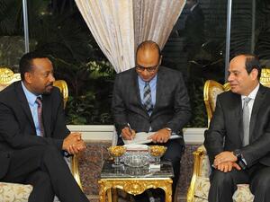 الرئيس المصري عبد الفتاح السيسي (يمين) ورئيس الوزراء الإثيوبي أبيي أحمد خلال زيارة الاخير لمصر العام الماضي