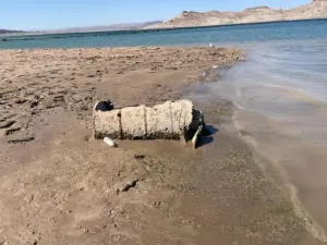 جفاف بحيرة اميركية يكشف عن هيكل عظمي داخل برميل