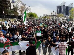 ردد الطلبة هتافات رافضة لأي حوار مع رموز نظام بوتفليقة