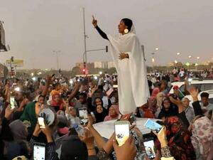 السودانية آلاء صلاح تقود الحشود خارج مقر القيادة العامة للجيش في الخرطوم
