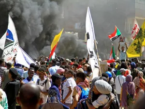 السودان.. مقتل متظاهر دهسا خلال احتجاجات حاشدة في ذكرى الانقلاب