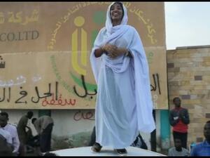 الاء صلاح ايقونة التظاهرات السودانية