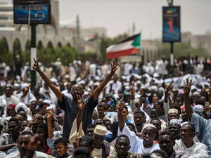 المتظاهرون يواصلون اللضغط على الجيش لتسليم السلطة للمدنيين