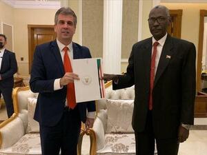 وزير المخابرات الإسرائيلي إيلي كوهين (يسار) ووزير الدفاع السوداني ياسين ابراهيم خلال لقاء جمعهما في الخرطوم مساء الاثنين