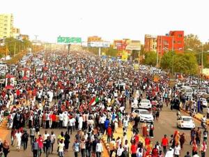 سودانيون يتظاهرون احتجاجا على تأخر نتائج التحقيق بفض اعتصام الخرطوم