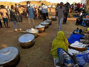لاجئون اثيوبيون هربوا من النزاع في تيغراي، ينتظرون الحصول على الطعام في مخيم بولاية القضارف السودانية.