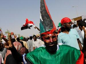 متظاهرون أمام مقر قيادة الجيش في الخرطوم