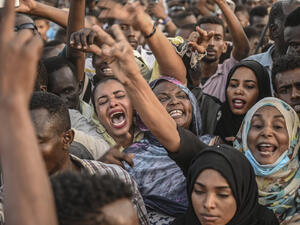 يعتصم آلاف السودانيين، منذ 6 أبريل/ نيسان الماضي، أمام مقر قيادة الجيش للضغط على المجلس لتسليم السلطة للمدنيين 