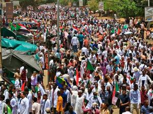 حشود تنضم لاعتصام وزارة الدفاع للمطالبة بسلطة مدنية