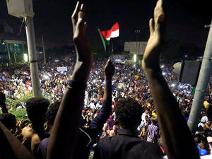 من بين المصابين 77 إصابة بالرصاص الحي