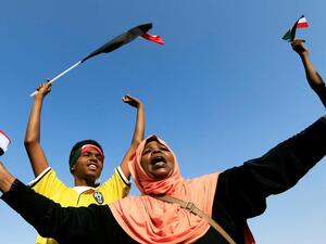 سودانيون يحتفلون عقب الاعلان عن الاتفاق بين المعارضة والمجلس العسكري حول تقاسم السلطة