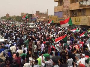  احتجاجات الاحد هي الأكبر منذ مداهمة قوات الأمن لاعتصام المتظاهرين السلمي امام وزارة الدفاع قبل ثلاثة أسابيع.