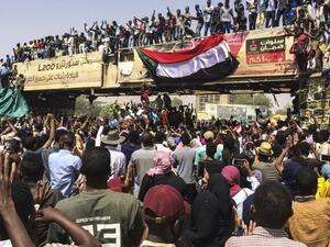 متظاهرون في السودان