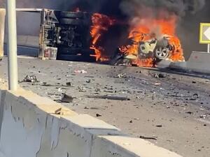 السيارة التي كانت تقودها الفتاة انفجرت واندلعت فيها النيران بعد الاصدام بالشاحنة