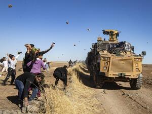 متظاهرون أكراد يرجمون دورية روسية تركية في شمال سوريا