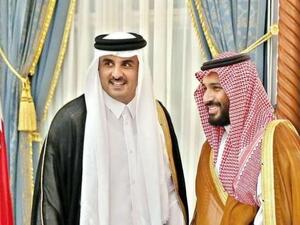 الأمير تميم بن حمد آل ثاني (يسار) مع الأمير محمد بن سلمان ولي العهد السعودي 