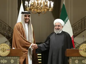  الرئيس الايراني حسن روحاني (يمين) وأمير قطر الشيخ تميم بن حمد آل ثاني