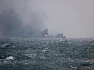 الدخان يتصاعد من اجدى ناقلتي النفط المستهدفتين في خليج عمان