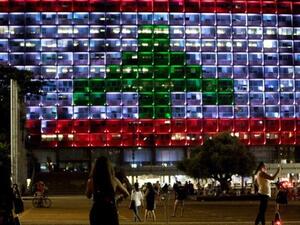 إضاءة مبنى بلدية تل أبيب بألوان علم لبنان في بادرة تضامن بعد انفجار بيروت