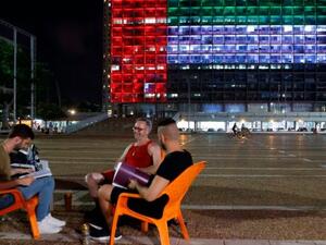 مبنى بلدية تل ابيب مضاء بالوان علم الامارات غداة توقيع اتفاق السلام بين الجانبين