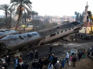 قتلى في اصطدام قطار بحافلة ركاب في مصر