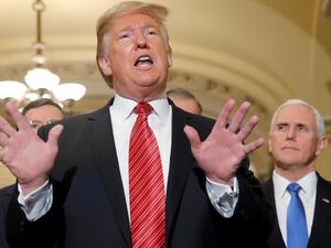 الرئيس الاميركي دونالد ترامب وخلفه نائبه مايك بنس