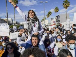 أطباء تونسيون يتظاهرون للمطالبة بإقالة وزير الصحة