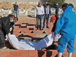 دفن جثة أحد المهاجرين الذين لقوا مصريعهم في غرق مركبهم في مدينة صفاقس في تونس