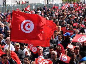 يوم الاثنين تظاهر آلاف الأشخاص في مدينة سيدي بوزيد في وسط البلاد للمطالبة بالتنمية وانهاء التهميش وتحسين أوضاعهم