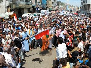 حرق أعلام الامارات خلال تظاهرة غاضبة في اليمن