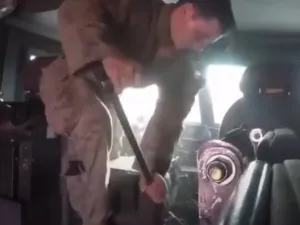 شاهد.. جنود اميركيون يعطبون آليات عسكرية قبل مغادرتهم افغانستان