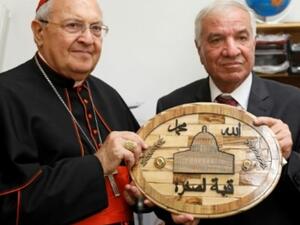 المبعوث البابوي الكاردينال ليوناردو ساندري (يسار) ومدير عام الأوقاف الإسلامية في القدس الشيخ عزام الخطيب (يمين) 