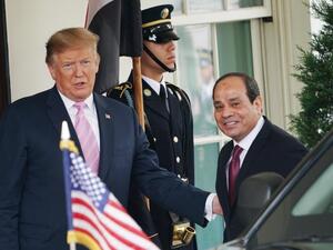 الرئيس المصري عبد الفتاح السيسي (يسار) خلال لقائه نظيره الاميركي دونالد ترامب في البيت الابيض