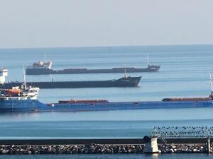 غرق سفينة نفطية قبالة ميناء عدن ينذر بكارثة بيئية جديدة