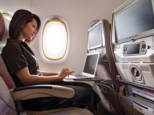 أصبح بإمكان ركاب طيران الإمارات المسافرين إلى الولايات المتحدة الأميركية ومنها البقاء على تواصل مع خدمة الإنترنت اللاسلكي والبث التلفزيوني الحي أثناء تحليق الطائرات على ارتفاع 40 ألف قدم فوق القطب الشمالي والدائرة القطبية الشمالية.