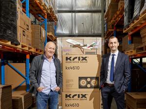 مدير مبيعات منتجات السينما في شركة كريكس أشلي كريكس (على جهة اليسار) ومدير الإمارات للشحن الجوي في أديليد جيسون براون (على جهة اليمين). 2019: وفرت الإمارات للشحن الجوي فرصة مجزية أمام شركة  كريكس الأسترالية لدخول أسواق جديدة.