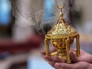 An intimate ambience with beautifully hung lanterns and luxury seating sets the stage for Chef Rami’s culinary art.