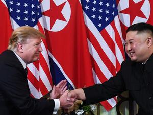 US President Donald Trump (L) shakes hands with North Korea's leader Kim Jong Un following a meeting at the Sofitel Legend Metropole hotel in Hanoi on February 27, 2019.  Saul LOEB / AFP