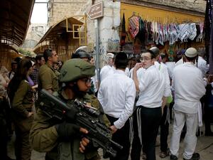 Israeli soldiers stand guard (AFP)