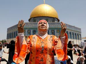 A Palestinian woman prays as people gather for the Friday prayer at Al Aqsa mosque during Al-Quds day in Jerusalem on May 31, 2019.  Ahmad GHARABLI / AFP