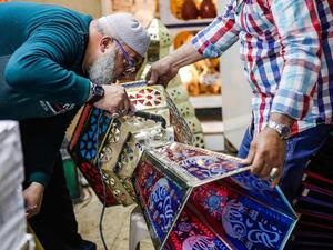 Lantern maker Issam Zughair lights up (Twitter)