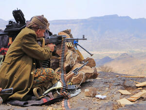 A soldier fighting in the ranks of the legitimacy against the Houthis (Shutterstock)