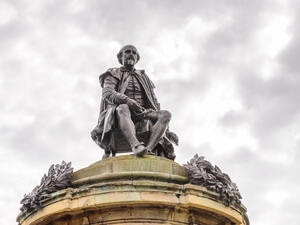 William Shakespeare statue (Shutterstock)	