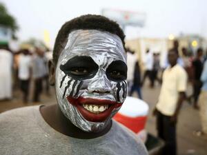 وافق المجلس الانتقالي، الأحد، على مجلسين، أحدهما مجلس "سيادة" بأغلبية مدنية والآخر مجلس "دفاع وأمن" بأغلبية عسكرية.