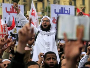 لا يترتب على فصل العامل طبقًا لأحكام هذا القانون حرمانه من المعاش أو المكافأة
