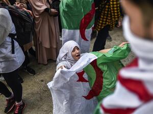 متظاهرون وثقوا بالصور والفيديوهات ما سموه "انتهاك سلمية الحراك